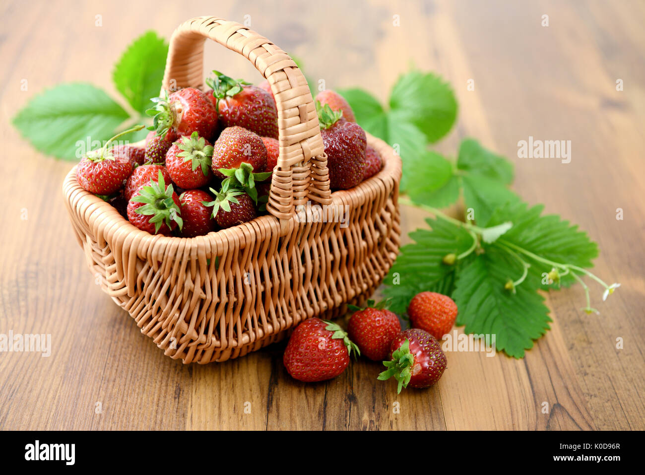 Panier De Fraises Sur Fond De Table En Bois Photo Stock Alamy
