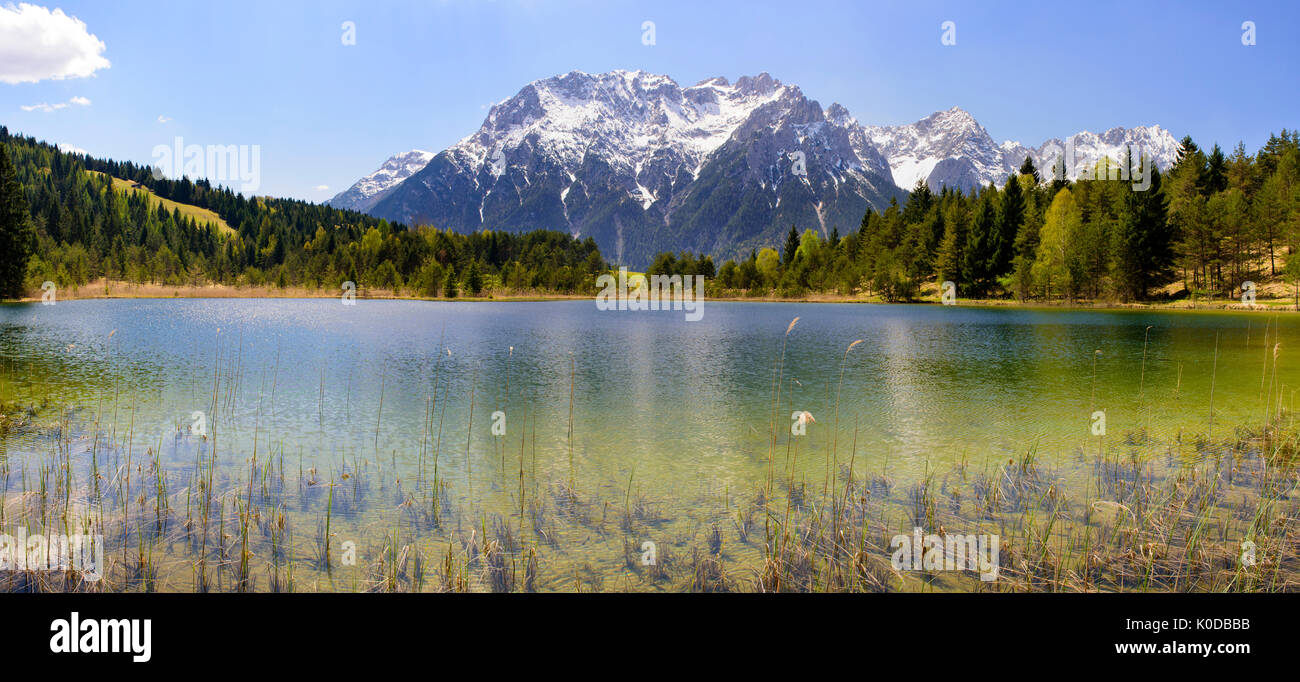 Paysage panoramique, en Bavière, Allemagne, avec des montagnes dans le lac miroir Banque D'Images