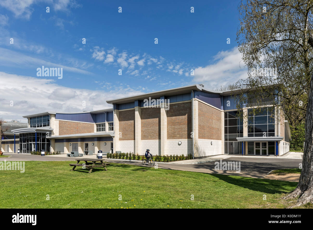 Une élévation de oblique du centre sportif entrée avec jardin. Aske Haberdashers's - Nouveau Centre Sportif, Elstree, Royaume-Uni. Architecte : Barnsley Hewet Banque D'Images