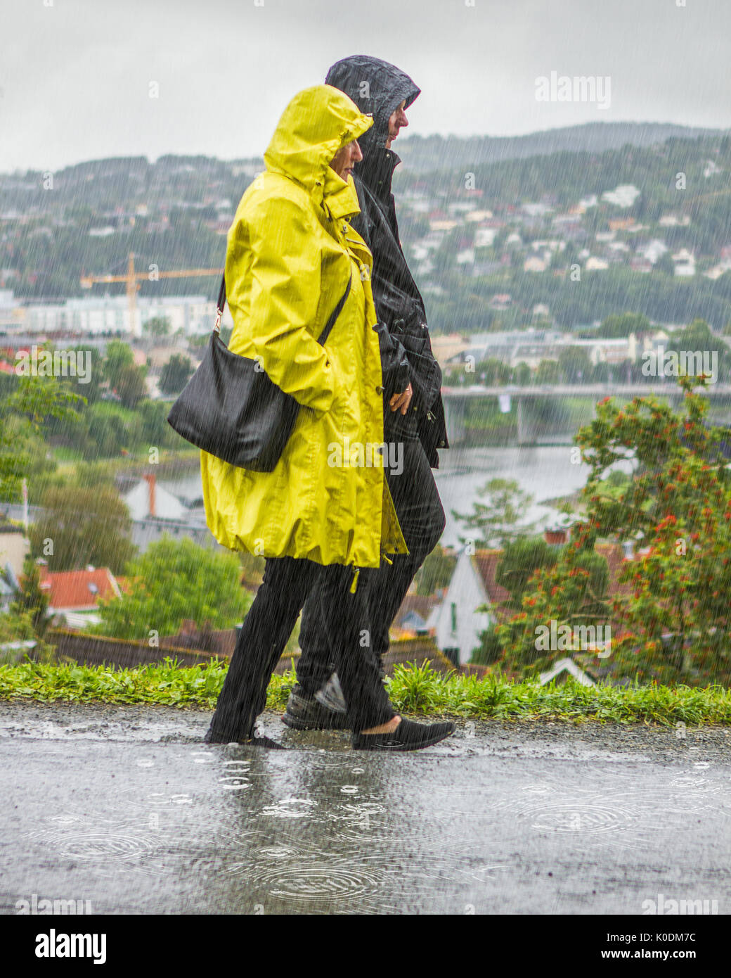 Heureux dans la pluie Banque D'Images