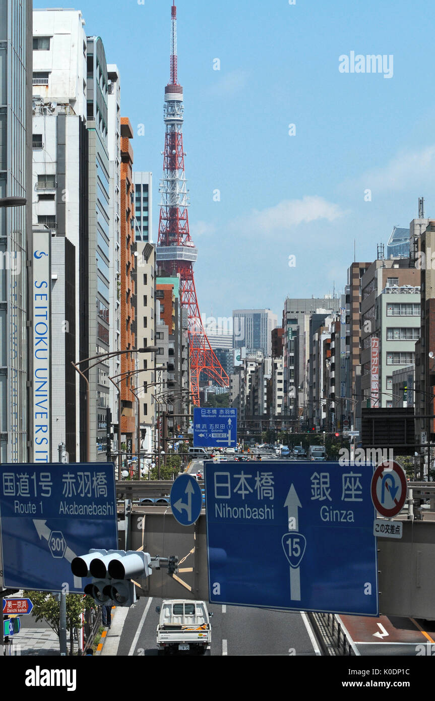 Street à Minato, Tokyo avec la tour de télévision à l'arrière-plan Banque D'Images