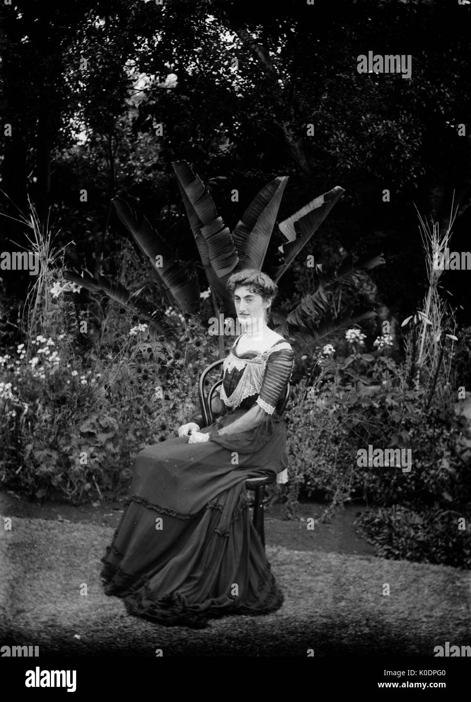 AJAXNETPHOTO. 1900-1910. Emplacement inconnu. - PORTRAIT D'UNE JEUNE FEMME EN robe de style édouardien - assis dans jardin tropical. Photographe:Inconnu © COPYRIGHT DE L'IMAGE NUMÉRIQUE PHOTO VINTAGE AJAX AJAX BIBLIOTHÈQUE SOURCE : VINTAGE PHOTO LIBRARY COLLECTION REF:171308 PHOTO 107  Banque D'Images