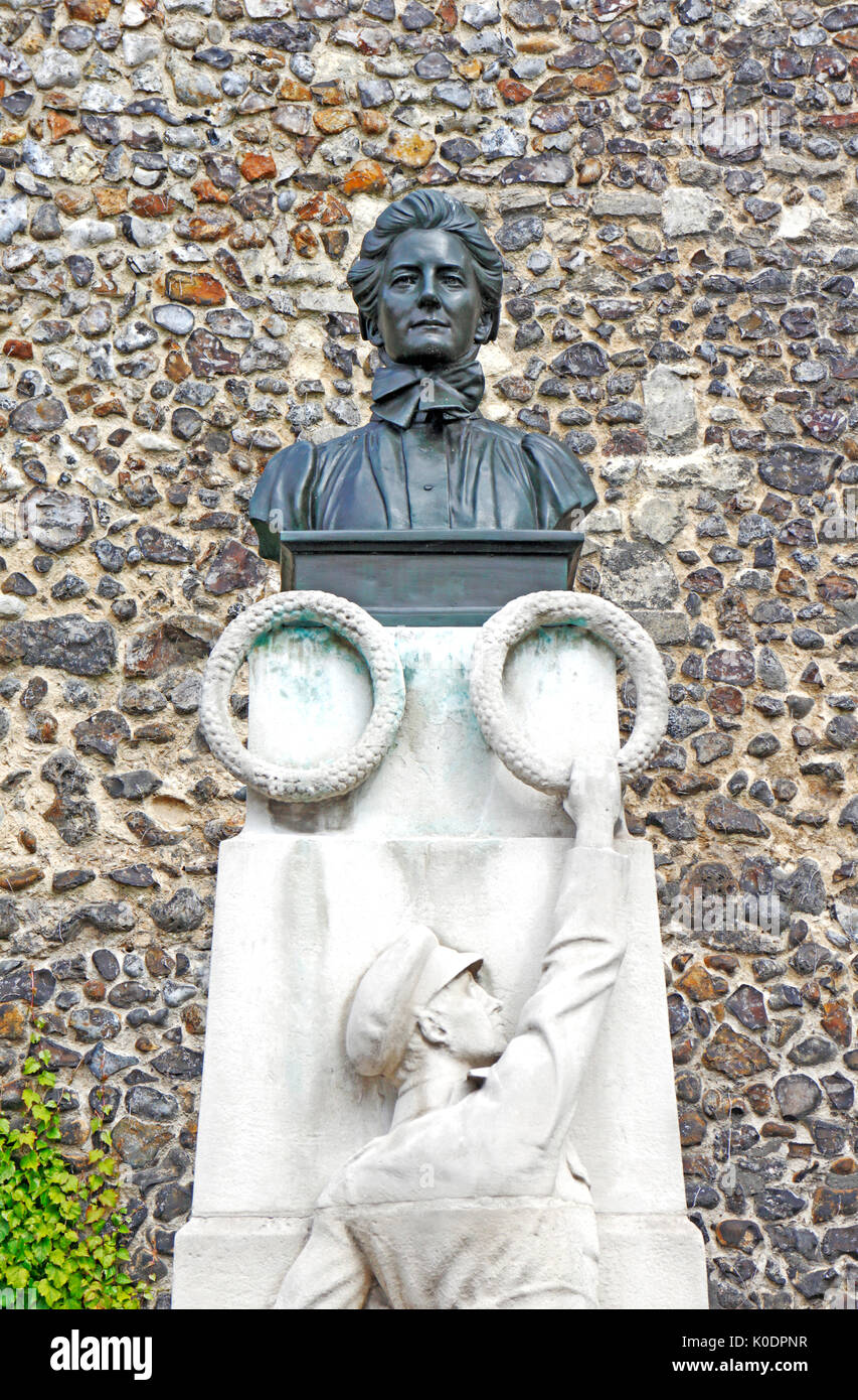 Un mémorial à l'infirmière Edith Cavell surmontée de buste en Tombland dans la ville de Norwich, Norfolk, Angleterre, Royaume-Uni. Banque D'Images