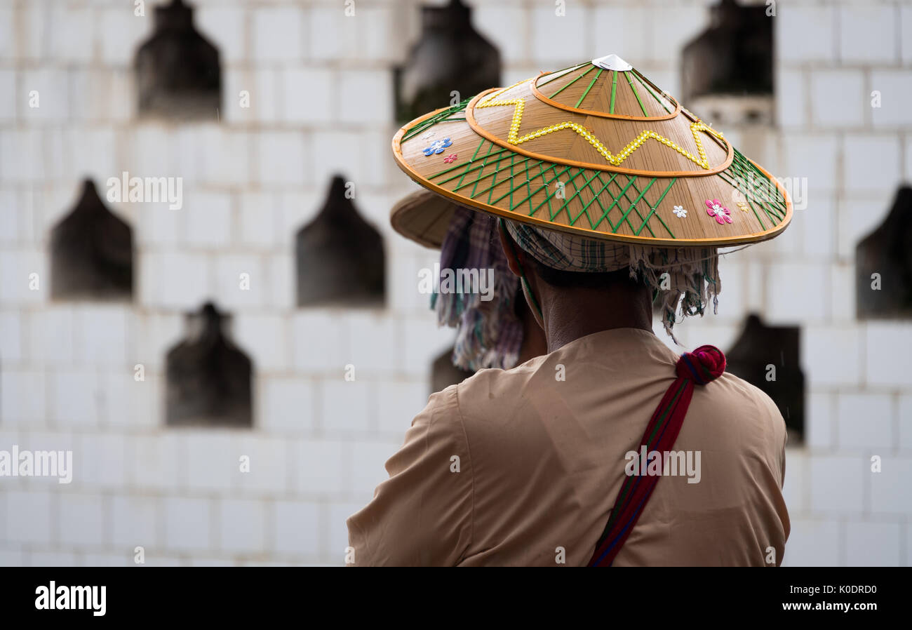 Femme avec chapeau de bambou traditionnel, au Lac Inle, Myanmar Photo Stock  - Alamy
