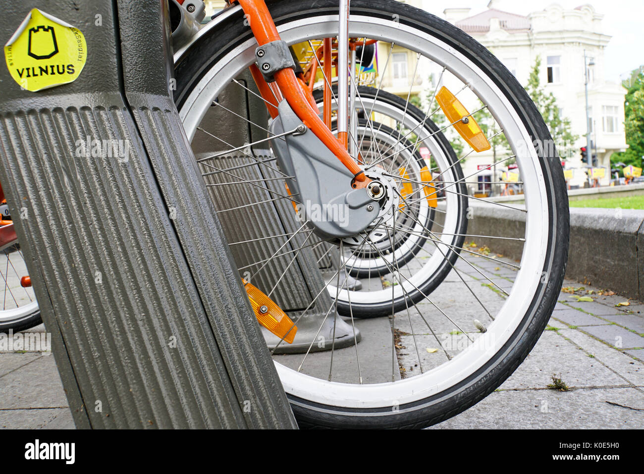 Station de vélo en libre-service dans les rues de Vilnius, Lituanie Banque D'Images