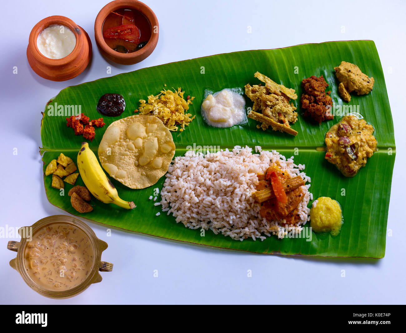 Onam Sadya dans des feuilles de banane servi au Kerala Banque D'Images