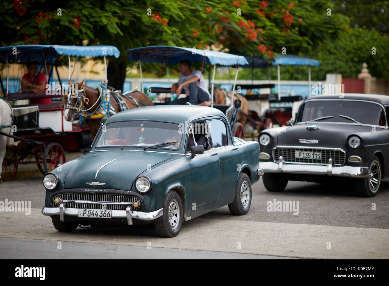 Voitures rétro classique cubain une Hillman Minx britannique et américain une Chevrolet à Varadero, Cuba, une île des Caraïbes sous le régime communiste Banque D'Images