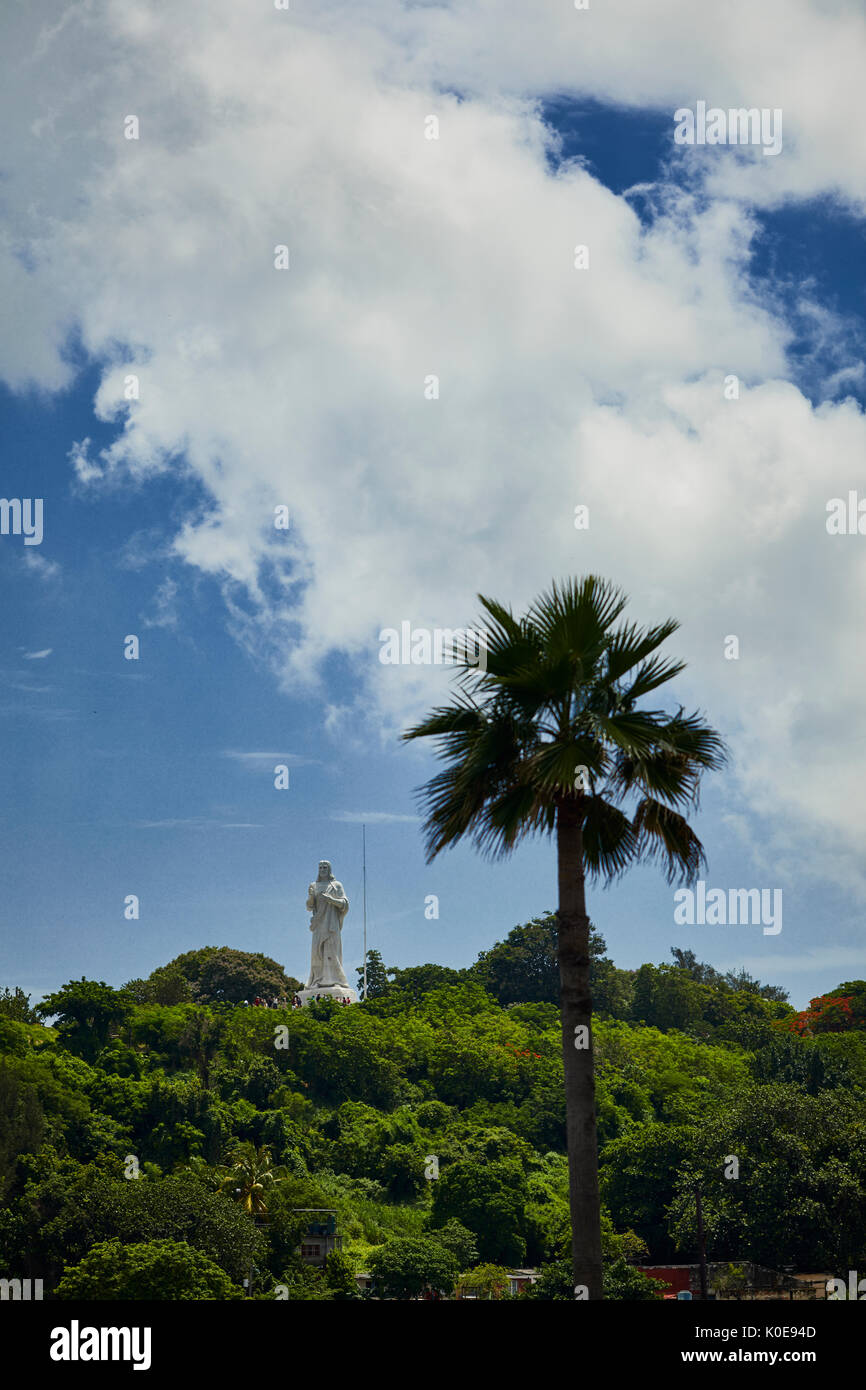 Le cubain, Cuba, la capitale de La Havane Christ grande sculpture représentant Jésus de Nazareth sur une colline surplombant la baie par le sculpteur Jilma Madera Banque D'Images
