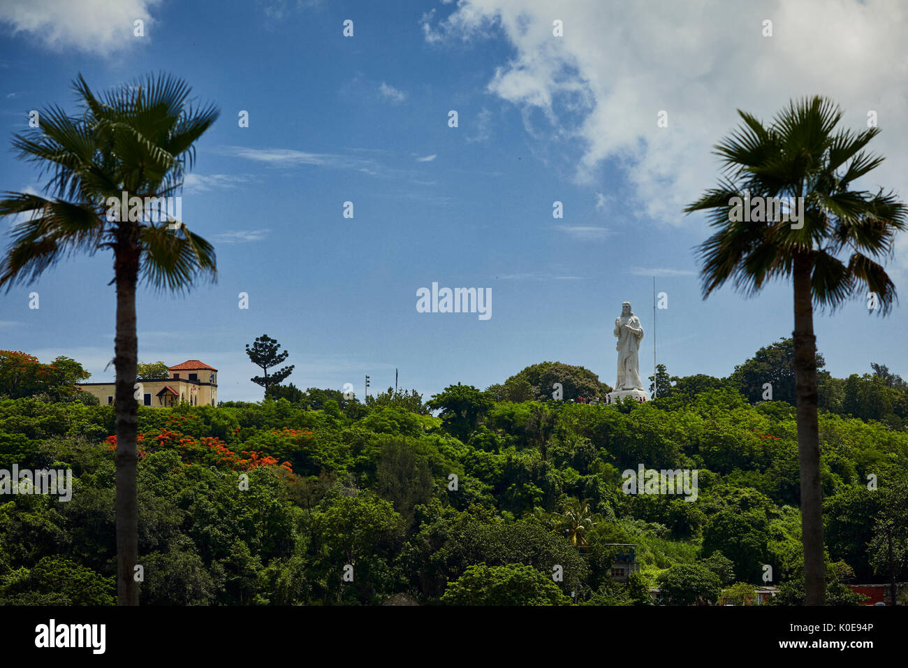 Le cubain, Cuba, la capitale de La Havane Christ grande sculpture représentant Jésus de Nazareth sur une colline surplombant la baie par le sculpteur Jilma Madera Banque D'Images