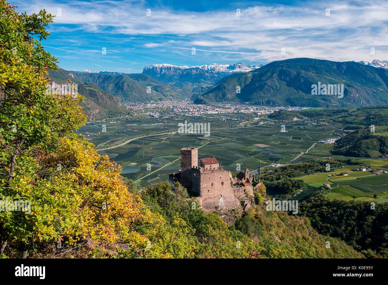 Appiano, Tyrol du Sud, Italie. Le Château Hocheppan avec la ville de Bolzano/Bozen dans l'arrière-plan Banque D'Images