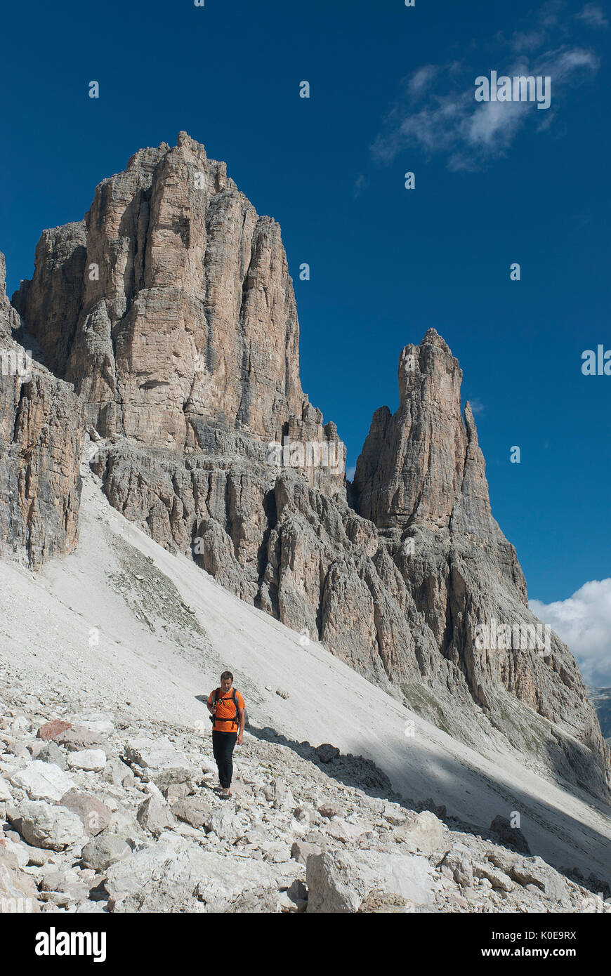 Colfosco, Dolomites, Tyrol du Sud, Italie. Dans la vallée de l'alpiniste Mesdi. Banque D'Images