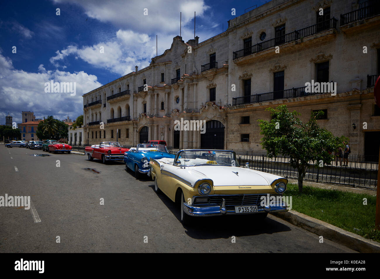 Le cubain, Cuba, La Havane, capitale de l'Amérique classique de voitures stationnées à Parque Luz Caballero sur Cuba Tacon parking Banque D'Images