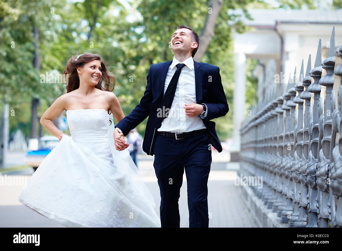 Heureux mariés exécutant rire rire sur jour de mariage Banque D'Images