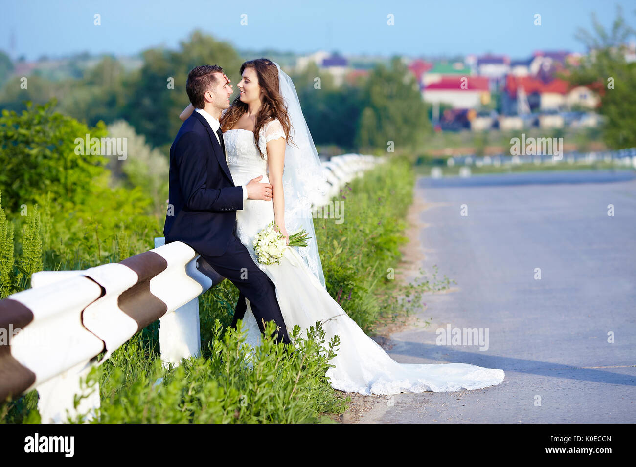Happy Bride and Groom smiling rire sur la route sur un mariage Banque D'Images