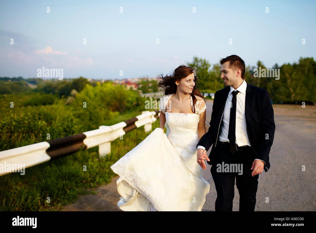 Happy Bride and Groom smiling rire sur la route sur wedding da Banque D'Images