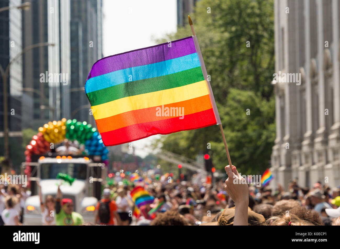 Montréal, Canada - 20 août 2017 : Gay drapeau arc-en-ciel à la parade de la fierté gaie de Montréal avec les participants à l'arrière-plan flou Banque D'Images