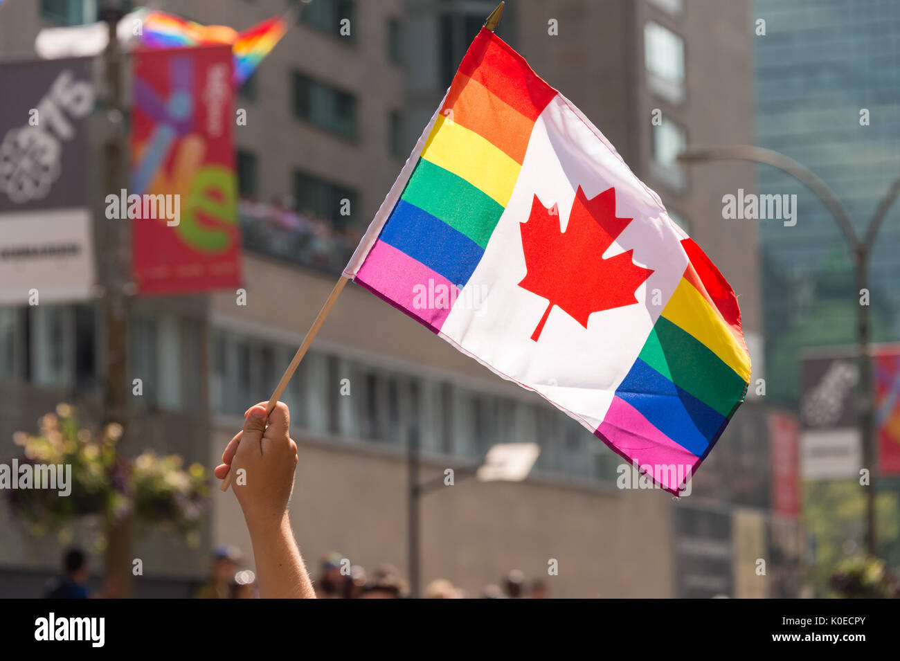 Montréal, Canada - 20 août 2017 : Canadian Gay drapeau arc-en-ciel à la parade de la fierté gaie de Montréal Banque D'Images