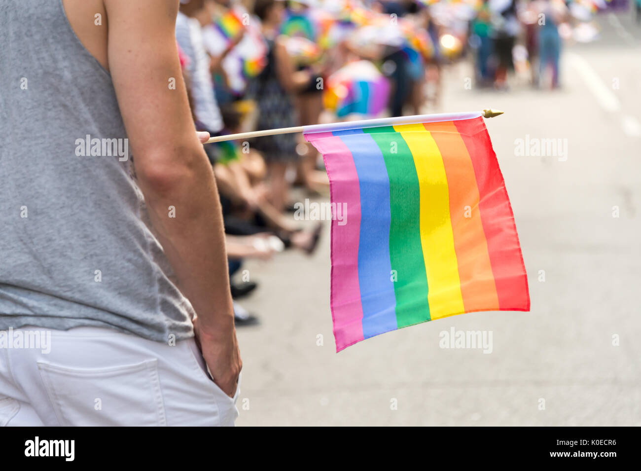 Drapeau arc-en-ciel Gay gay pride parade à Montréal avec les spectateurs à l'arrière-plan flou Banque D'Images