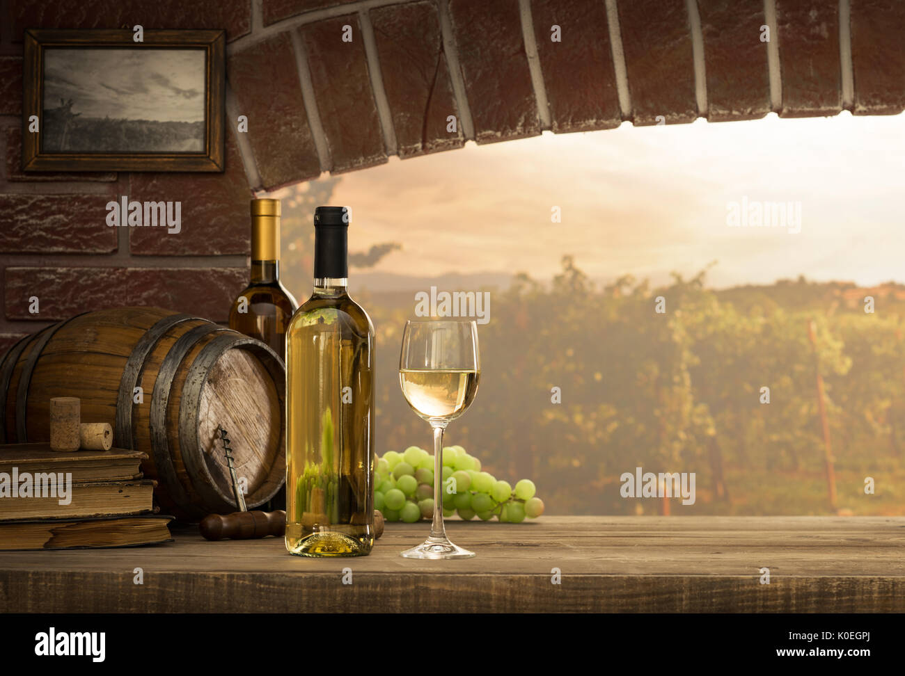 Dégustation de vin blanc dans la cave à vin : verre et bouteilles à côté de  la fenêtre et vue panoramique sur les vignes au coucher du soleil Photo  Stock - Alamy