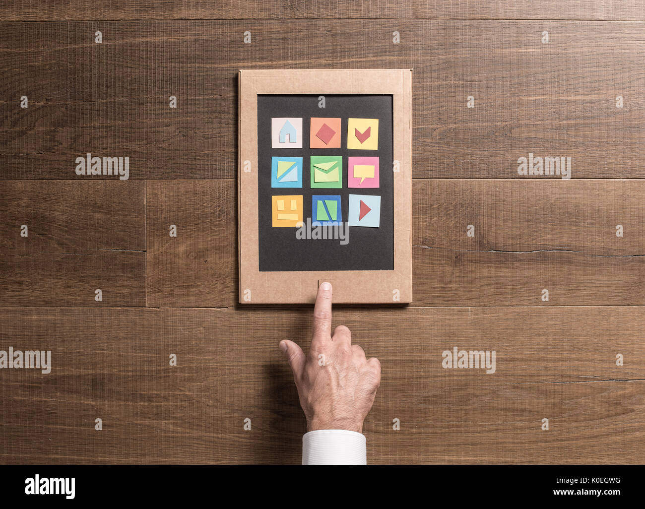 L'homme à l'aide d'un éco-friendly creative tablette en carton recyclé et coupures, de l'artisanat et ecology concept Banque D'Images
