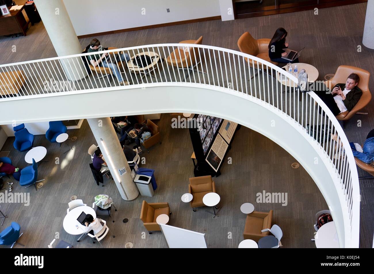 Un coup de feu de la balcon montrant deux niveaux de l'atrium dans brody communes d'apprentissage à l'université Johns Hopkins, avec des étudiants d'étudier et de se prélasser dans une collection de dispersés bleu et marron chaises avec tableaux blancs et tableaux, Baltimore, Maryland, 2013. courtesy eric chen. Banque D'Images
