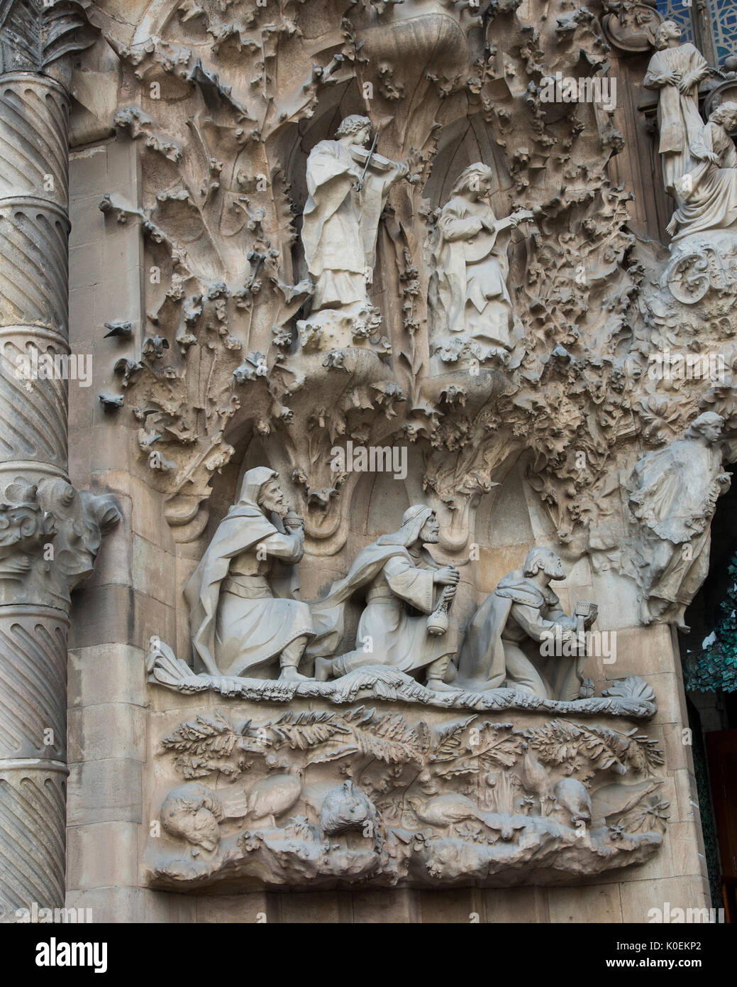 Les statues représentant l'Adoration des Mages sur l'extérieur de la Basilique de la Sagrada Familia à Barcelone, Espagne Banque D'Images