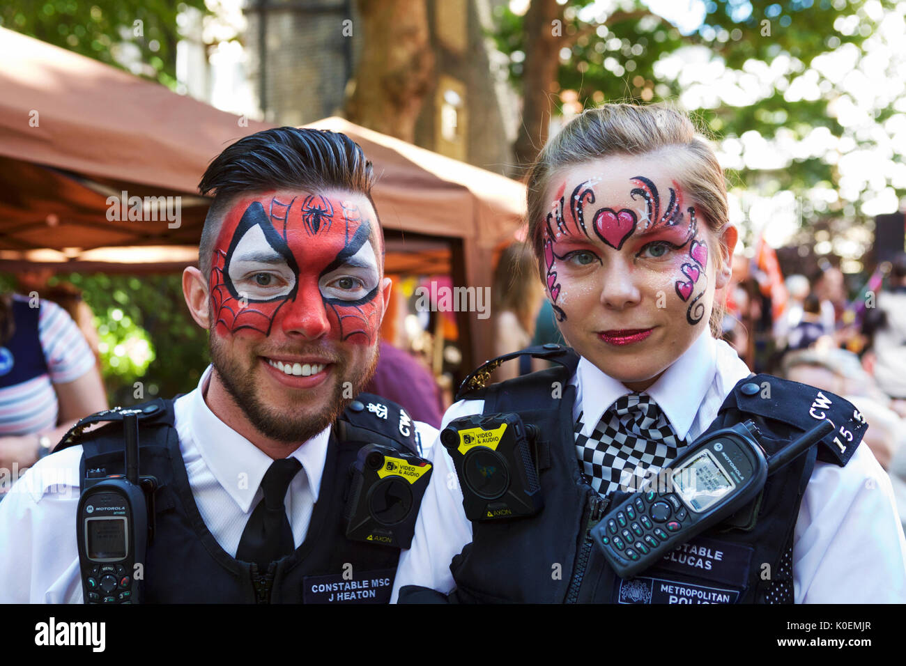 Des officiers de police de Londres avec des visages peints, à l'assemblée annuelle, fête de Soho UK. Banque D'Images