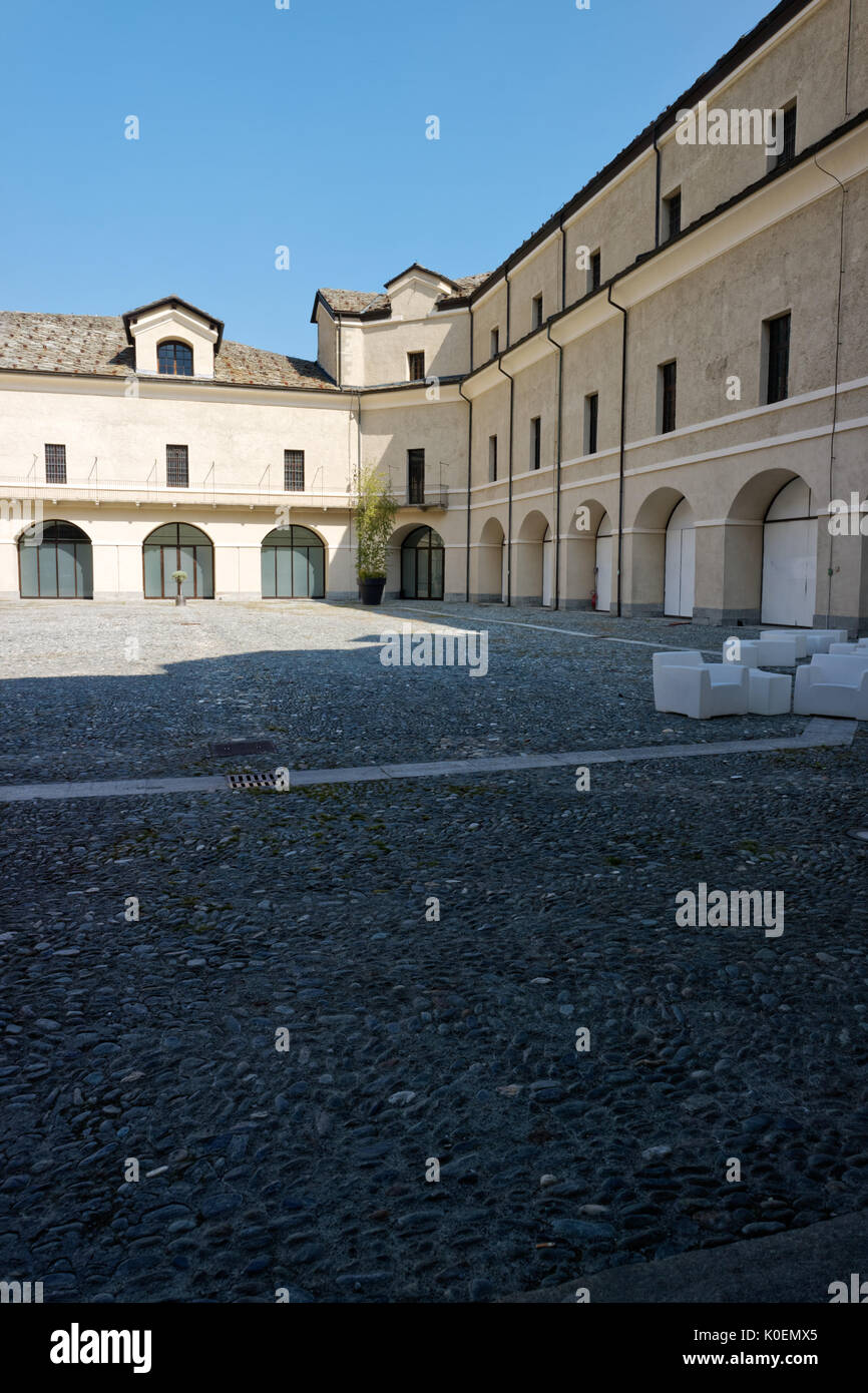Le fort de Bard, Valle d'Aosta, Italie - 18 août 2017 : la défense de la construction militaire historique fort de Bard. Forteresse médiévale touristique dans la région des Alpes italiennes. Loca Banque D'Images