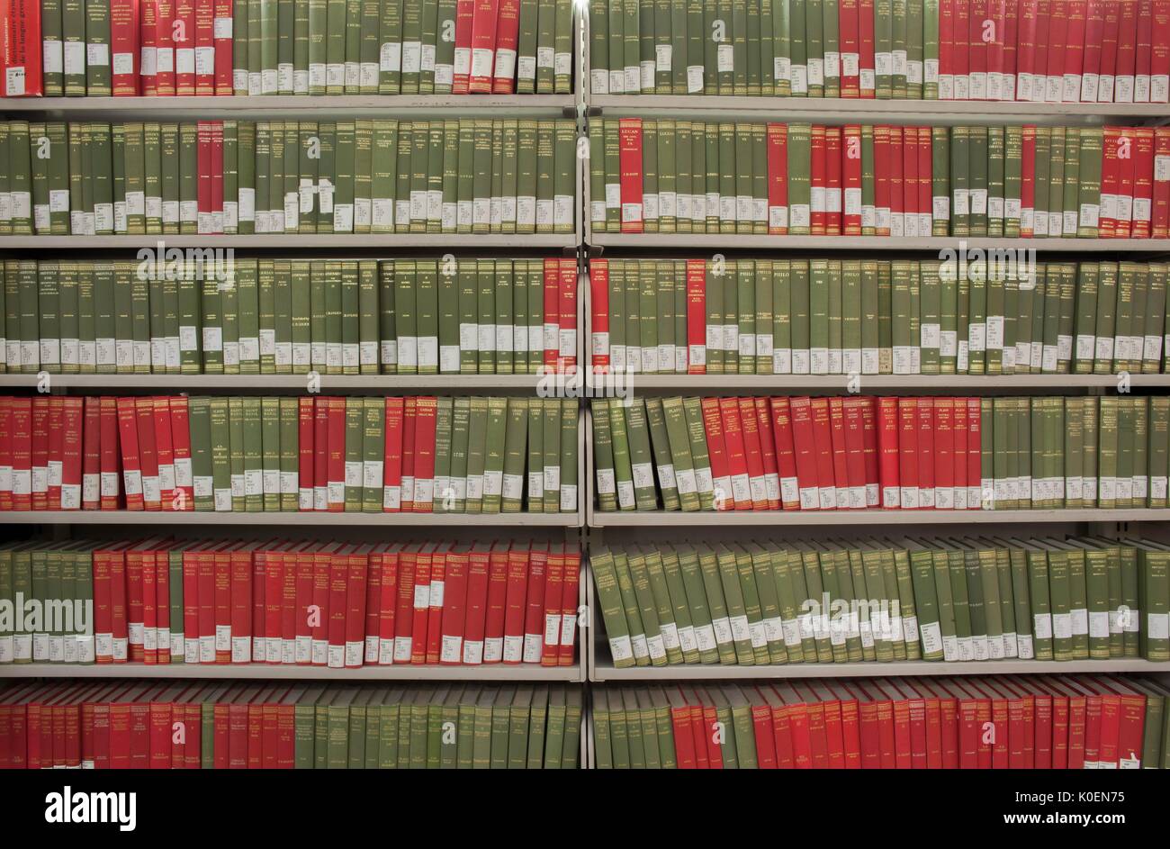 Étagères pleines de livres sur le niveau D, un étage inférieur de la bibliothèque Milton S. Eisenhower sur le campus Homewood de l'Université Johns Hopkins à Baltimore, Maryland, 2014. Avec la permission d'Eric Chen. Banque D'Images