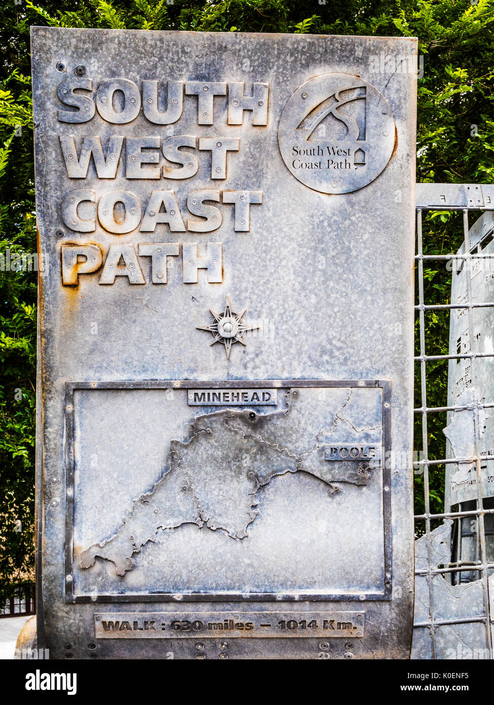 Une partie de la sculpture de bronze marquant le début de la South West Coast Path sur la Promenade à Minehead dans le Somerset. Banque D'Images