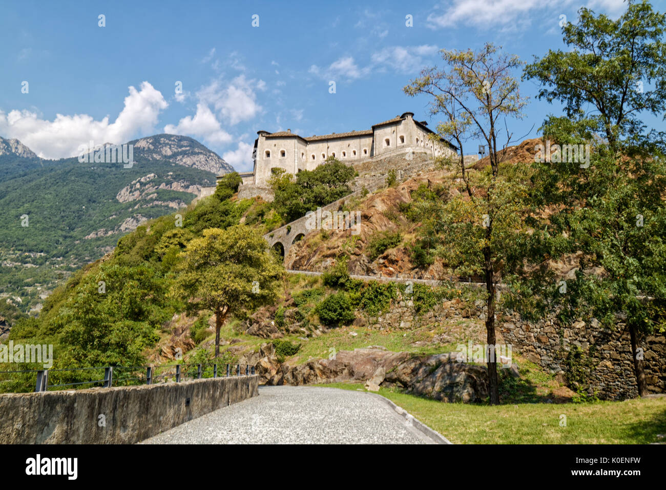 Le fort de Bard, Valle d'Aosta, Italie - 18 août 2017 : la défense de la construction militaire historique fort de Bard. Forteresse médiévale touristique dans la région des Alpes italiennes. Loca Banque D'Images