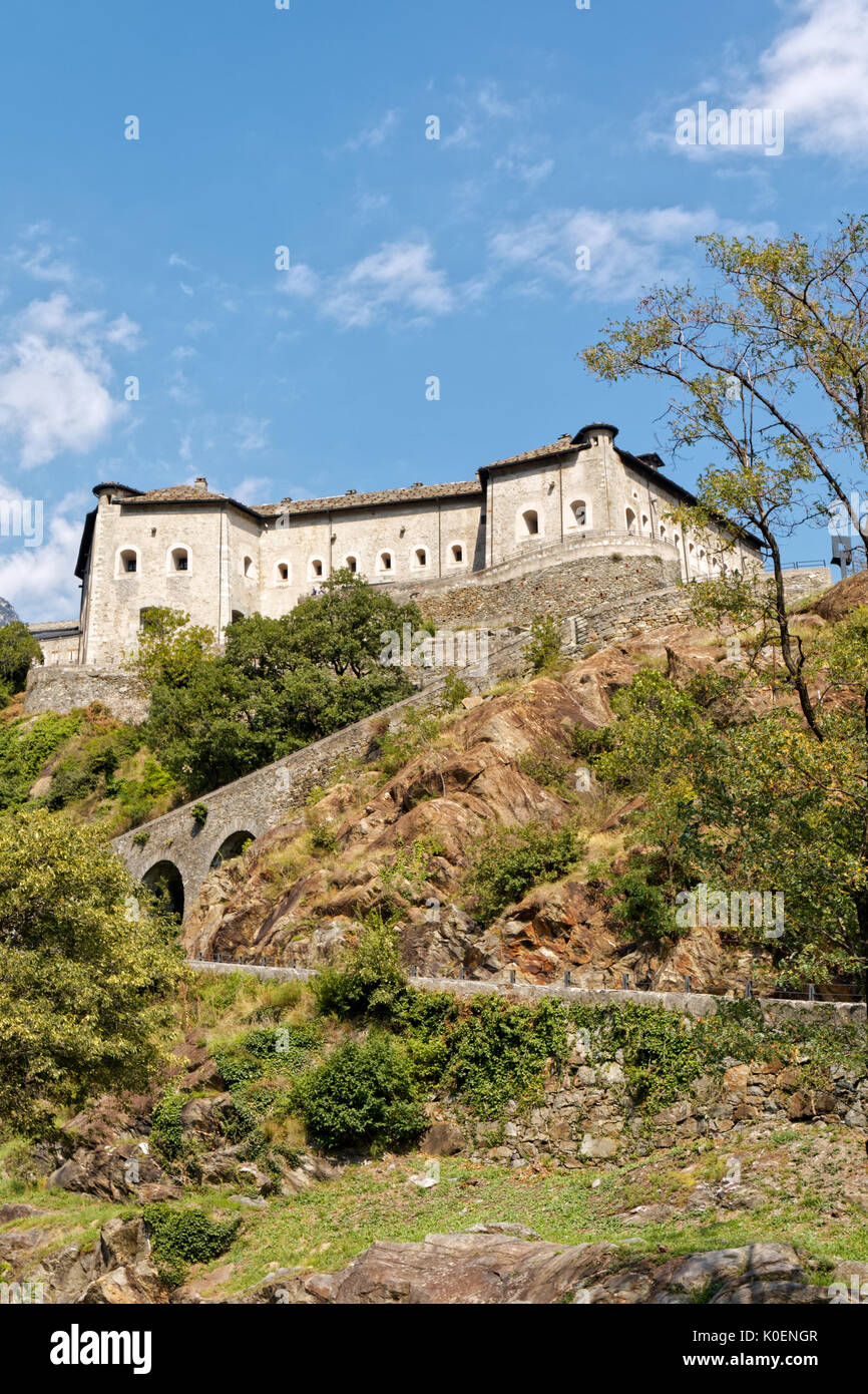 Le fort de Bard, Valle d'Aosta, Italie - 18 août 2017 : la défense de la construction militaire historique fort de Bard. Forteresse médiévale touristique dans la région des Alpes italiennes. Loca Banque D'Images