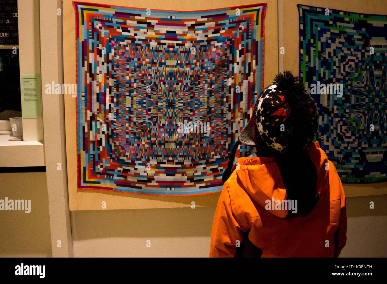 Un étudiant ressemble à une œuvre d'art colorées qui se bloque sur un mur à la déchiffrer le code ouverture à l'université Johns Hopkins, 2016 bibliothèques sheridan. courtesy eric chen. Banque D'Images
