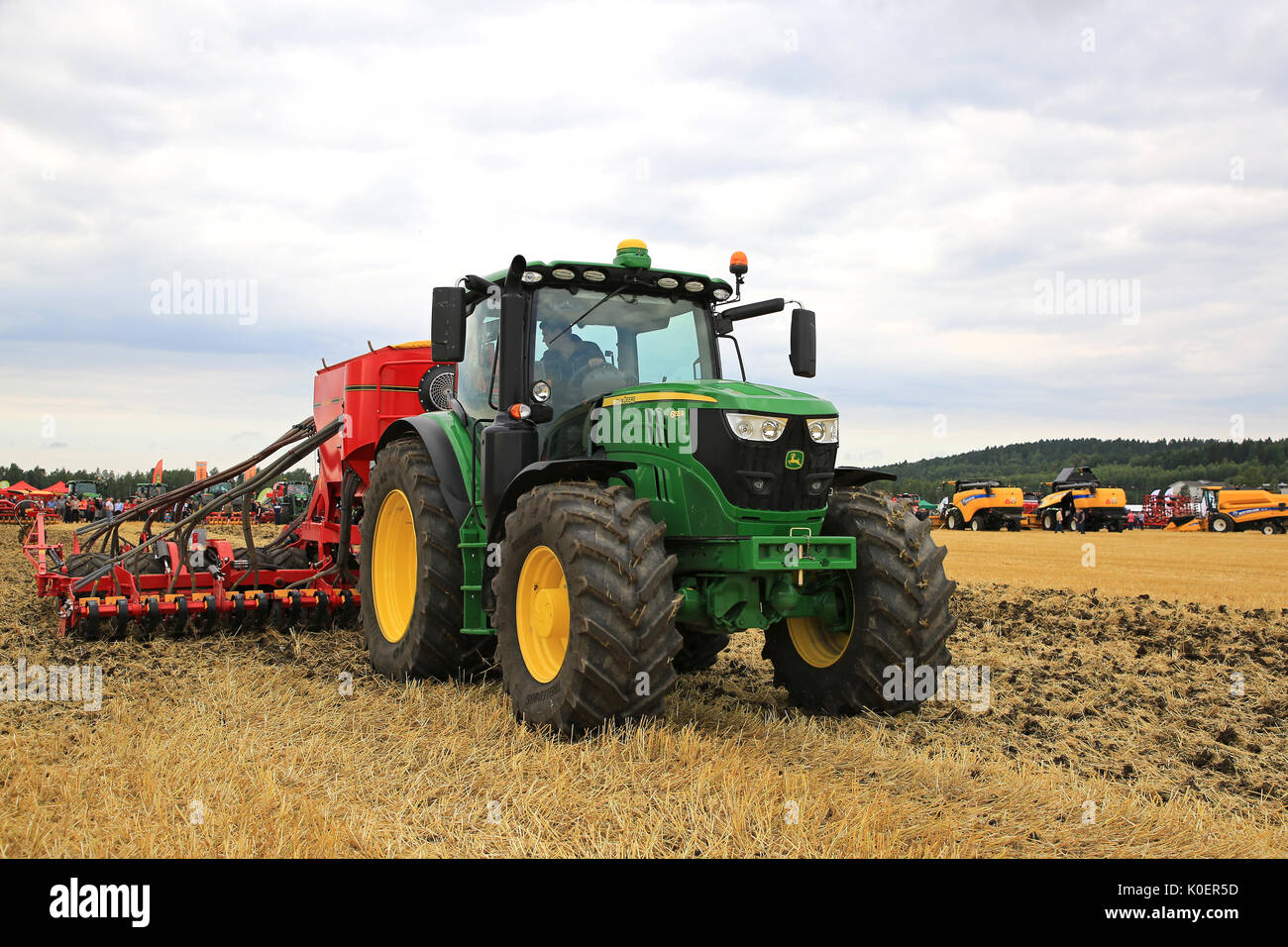 SALO, FINLANDE - le 18 août 2017 : agriculteur travaille avec John Deere 6155R tracteur Vaderstad et esprit 600C Puontin Peltopaivat semoir Agricole 2017 Banque D'Images