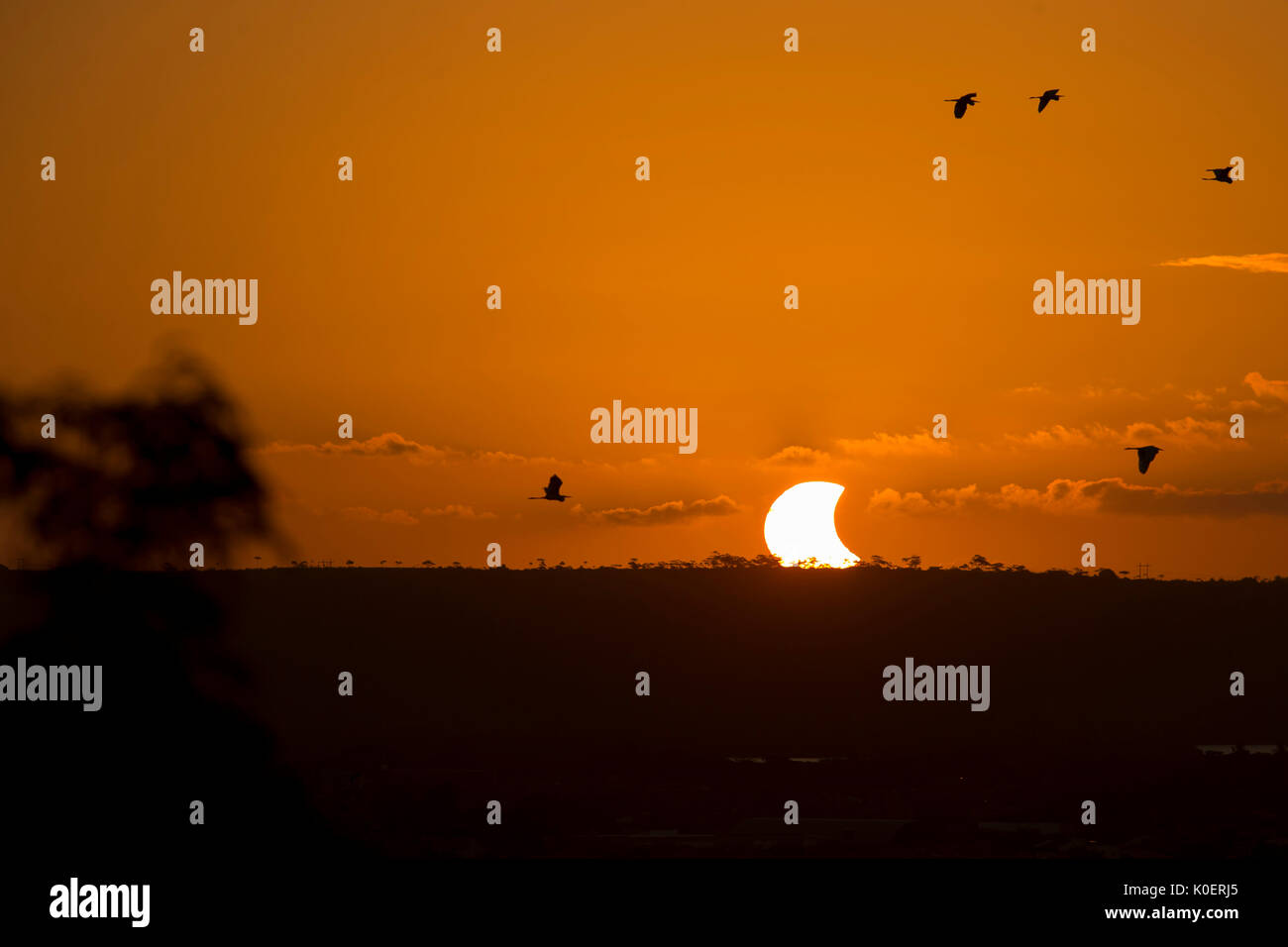 Eclipse solaire au Santa Terezinha vue dans la ville de Porto Seguro dans l'Alagoas au Brésil, ce lundi, 21. Brésil : Crédit Photo Presse/Alamy Live News Banque D'Images