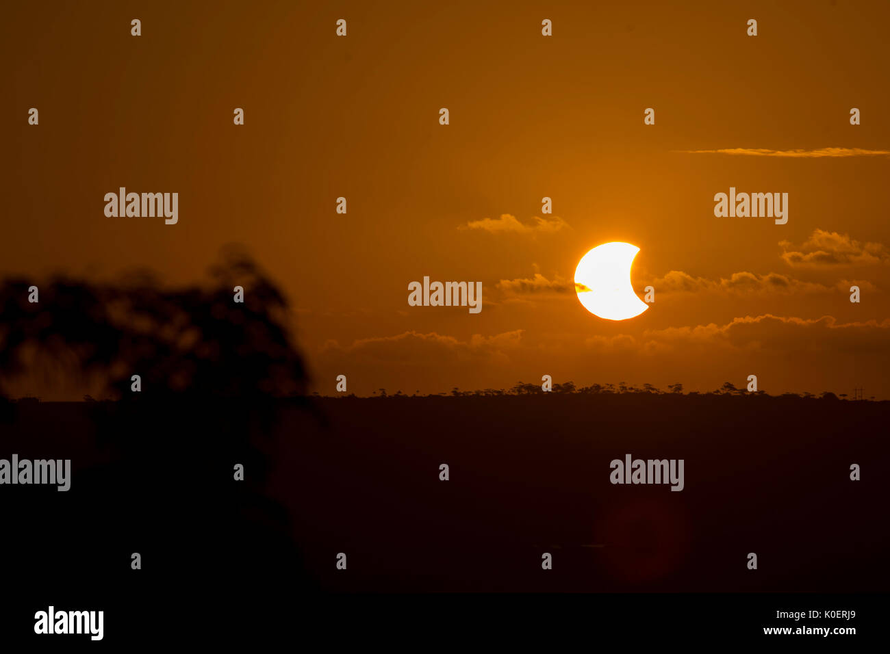 Eclipse solaire au Santa Terezinha vue dans la ville de Porto Seguro dans l'Alagoas au Brésil, ce lundi, 21. Brésil : Crédit Photo Presse/Alamy Live News Banque D'Images