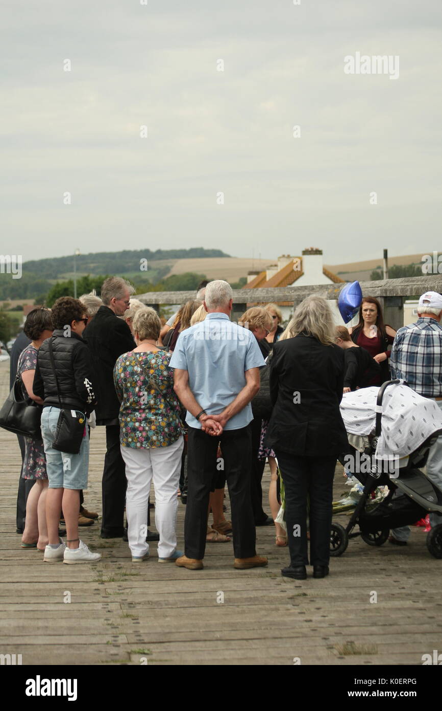 Shoreham-by-Sea, Sussex, UK, 22 août 2017. Sur le 2ème anniversaire de la catastrophe à Shoreham Airshow, les familles et les autres se sont réunis pour se rappeler les 11 hommes qui sont morts. Le désastre qui s'est produit lorsqu'un jet Hawker Hunter s'est écrasé dans une rue animée au cours de la jonction de l'aéronautique, les deux familles ont tenu une minute de silence sur un pont en bois sur la rivière Adur fermer le site de l'accident. Roland Ravenhill/Alamy Live News Banque D'Images