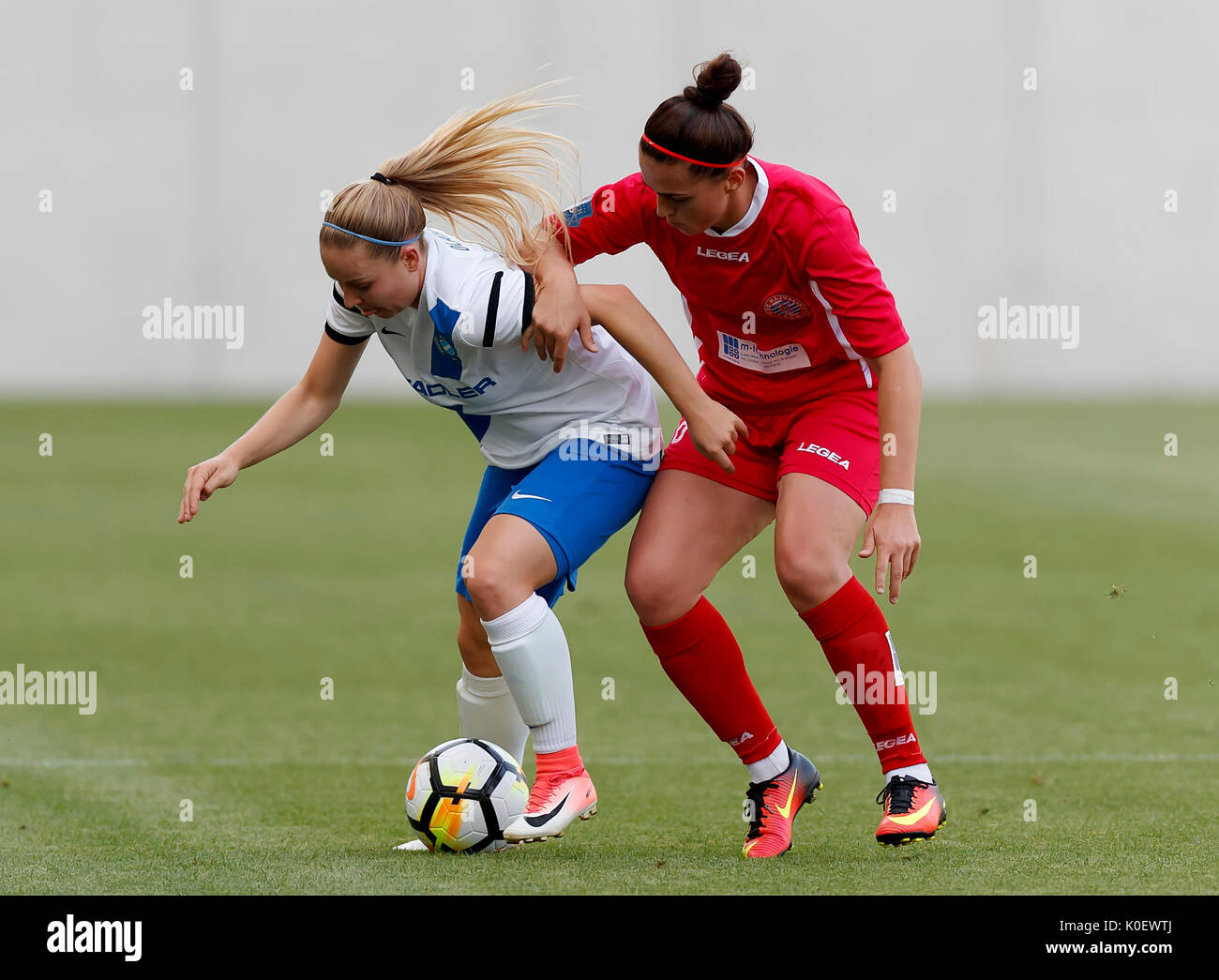 BUDAPEST, HONGRIE - le 22 août : Adrienn Olah (L) de la MTK Hungaria FC batailles pour la balle avec Blerina Musa (R) du CMA Hajvalia au cours de l'UEFA Women's Champions League match de qualification entre MTK Hungaria FC et de l'alimentation à Hajvalia Nandor Hidegkuti Stadium le 22 août 2017 à Budapest, Hongrie. Banque D'Images