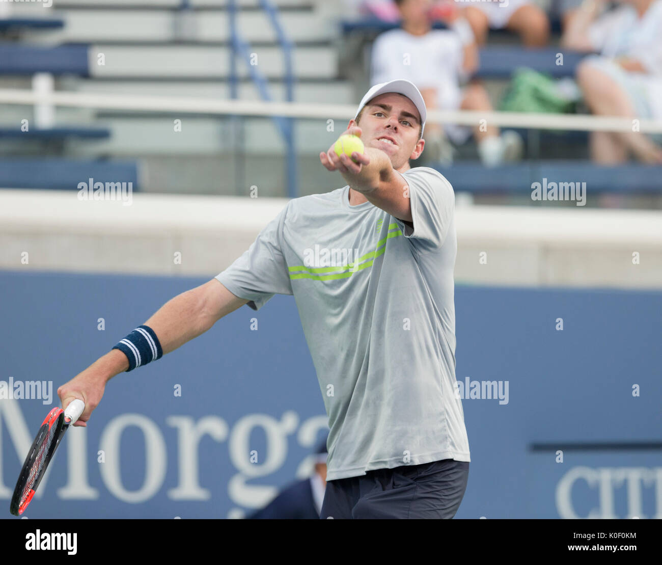 New York, USA. Août 22, 2017. Reilly de Opelka USA sert au cours de match de qualification contre Alexandre Sarkissian des Etats-Unis à l'US Open 2017 Crédit : lev radin/Alamy Live News Banque D'Images