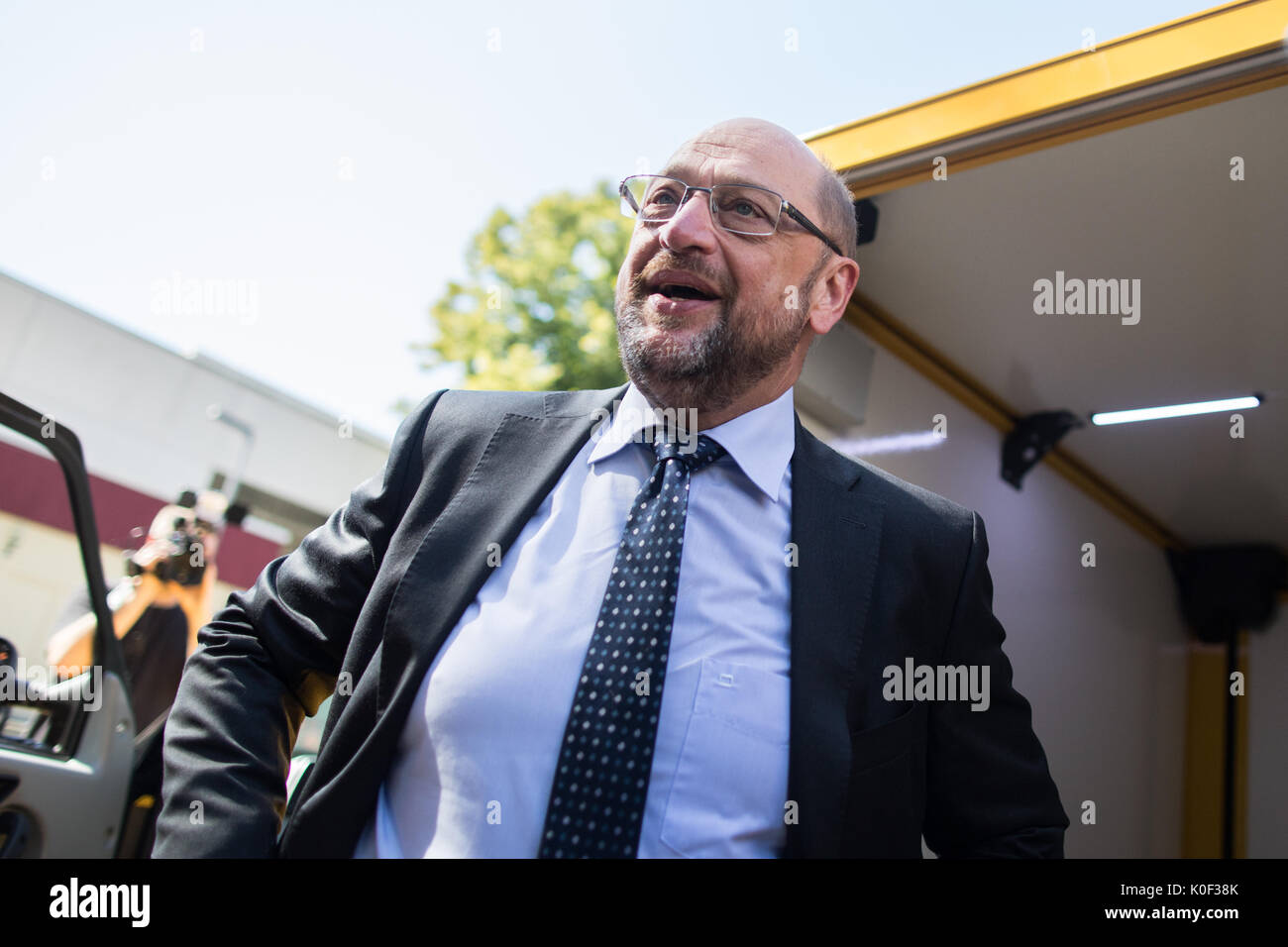 Le candidat du SPD au poste de chancelier, Martin Schulz, debout devant un véhicule de livraison électriques à Iserlohn, Allemagne, 23 août 2017. Schulz a visité une réunion des employés de l'entreprise bref dans le Parkhalle. Photo : Marcel Kusch/dpa Banque D'Images