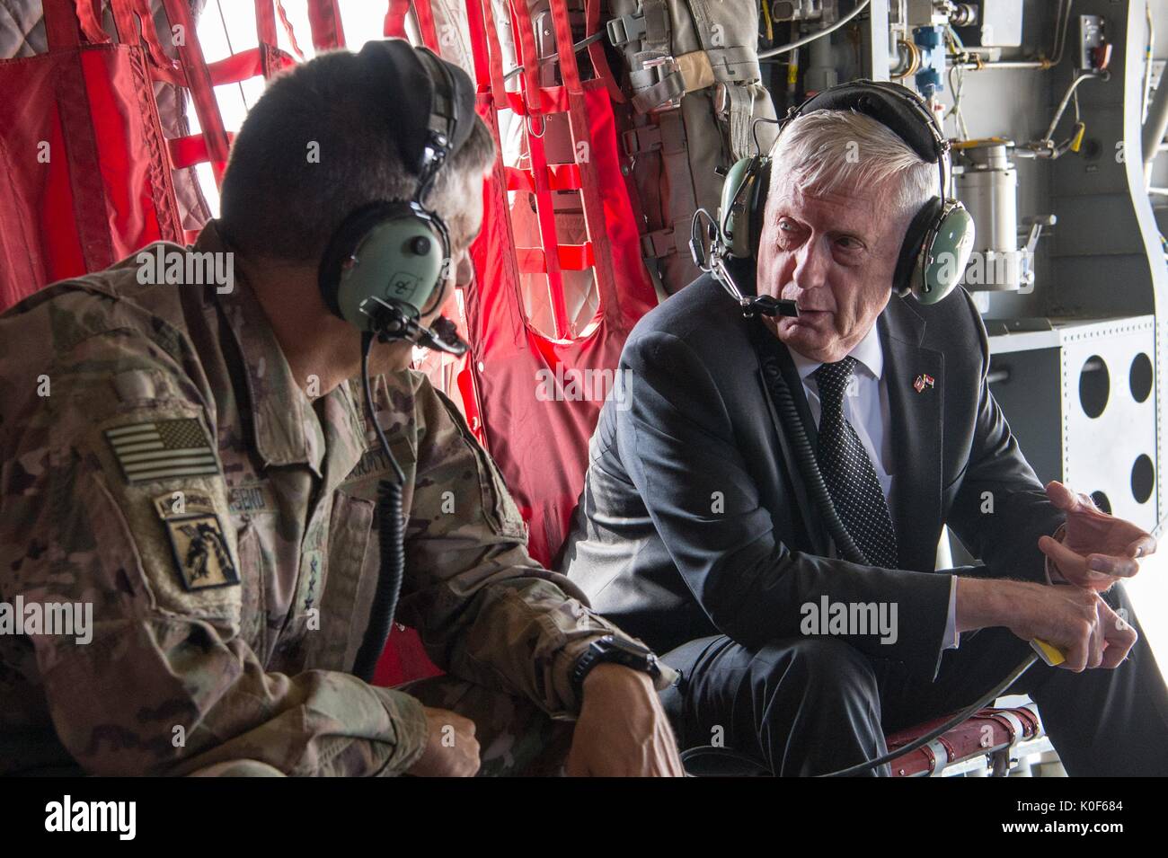 Le secrétaire américain à la Défense, James Mattis, droite, s'entretient avec le lieutenant général de l'ARMÉE AMÉRICAINE Stephen Townsend, le commandant de la Force Opérationnelle Interarmées inhérent au cours de l'opération de résoudre un tour en hélicoptère à 22 août 2017 réunions, à Bagdad, Iraq. Banque D'Images