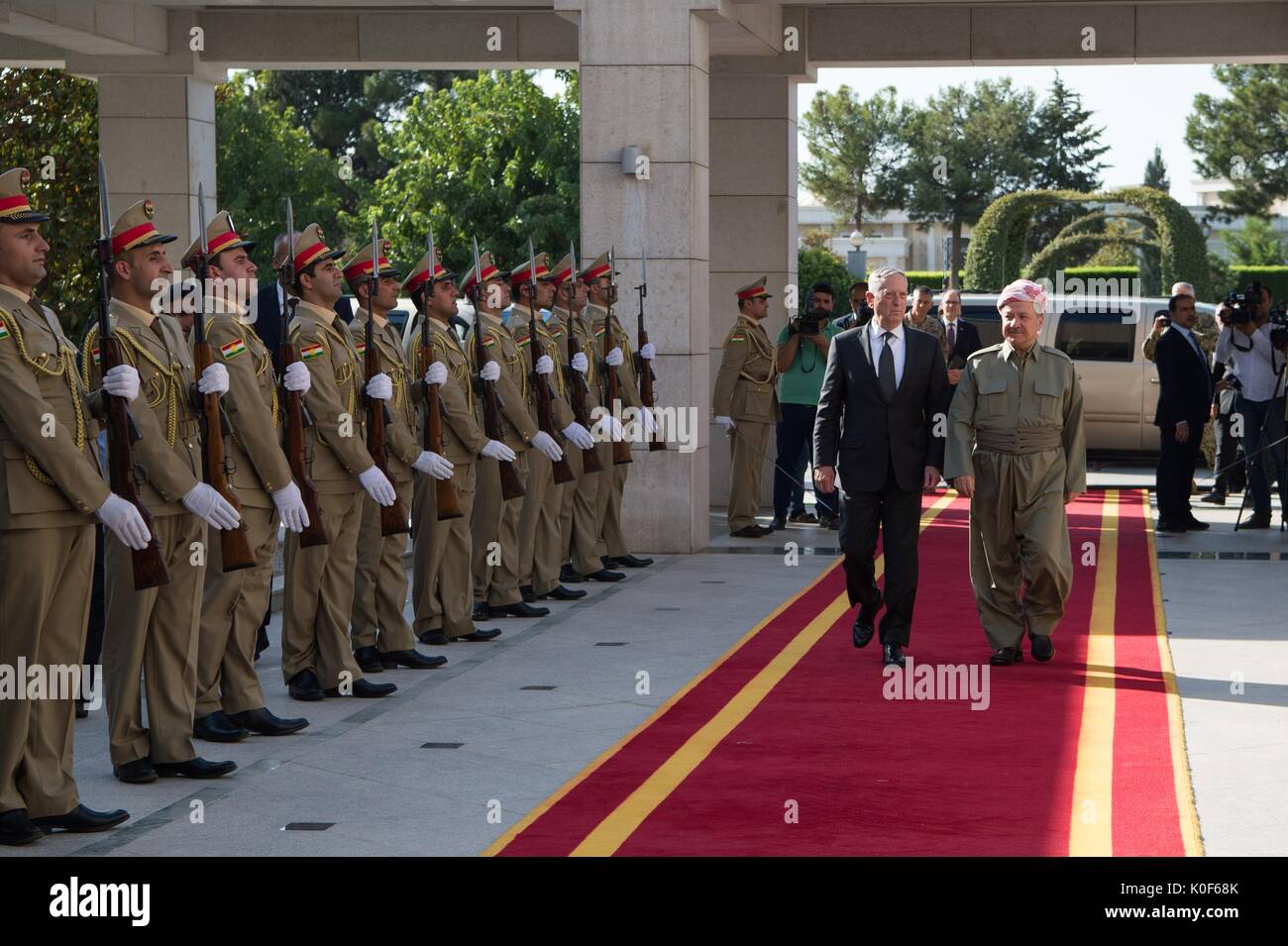 Le secrétaire américain à la Défense, James Mattis reviews la garde d'honneur avec le président régional kurde Massoud Barzani à l'arrivée pour les réunions d'août 22, 2017 à Erbil, Irak. Banque D'Images