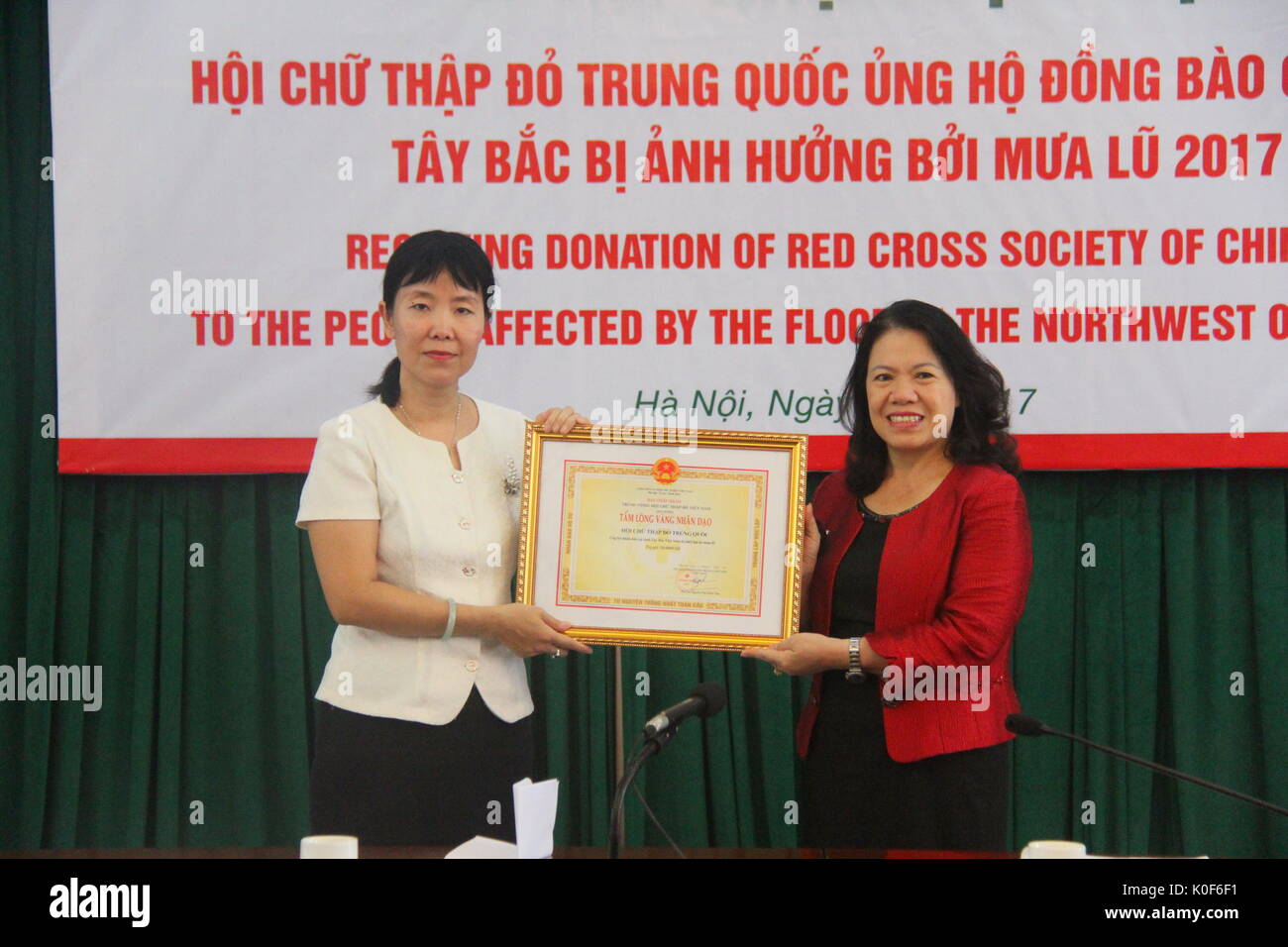 (170823) -- HANOI, 23 août 2017 (Xinhua) -- Yin Haihong (L), chargé d'affaires de l'ambassade de Chine au Vietnam, reçoit un certificat de mérite au nom de la société de la Croix-Rouge de Chine de Nguyen Thi Xuan Thu, Président de la société de la Croix-Rouge du Vietnam, à Hanoi, Vietnam, 23 août, 2017. La Société de la Croix-Rouge de Chine a fait un don en espèces de 50 000 dollars des États-Unis pour aider les collectivités du nord-ouest du Vietnam touchés par les récentes inondations et glissements de terrain. (Xinhua/Le Yanna) (zxj) Banque D'Images