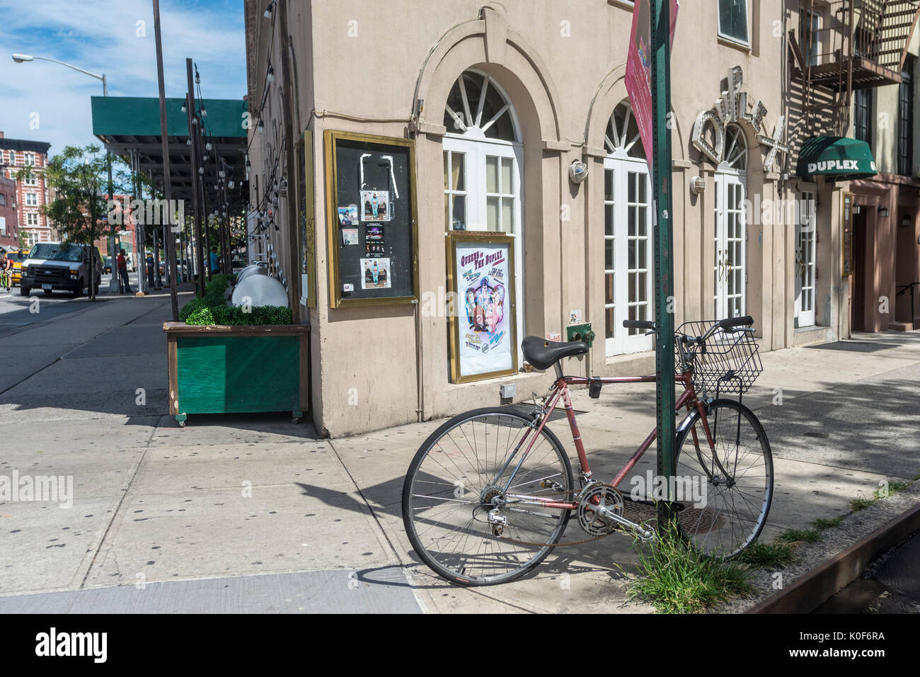 New York, NY, USA. Août 23, 2017. Le Duplex, à 61 Christopher Street dans Greenwich Village, où la voix de village a ouvert son premier bureau dans le début des années 60. Le mardi 22 août, Peter D Barbey a annoncé les 62 ans journal hebdomadaire de remplacement ne seraient plus publier une édition imprimée. Une édition en ligne seront toujours disponibles via l'internet CREDIT : Crédit : Stacy Walsh Rosenstock/Alamy Live News Banque D'Images