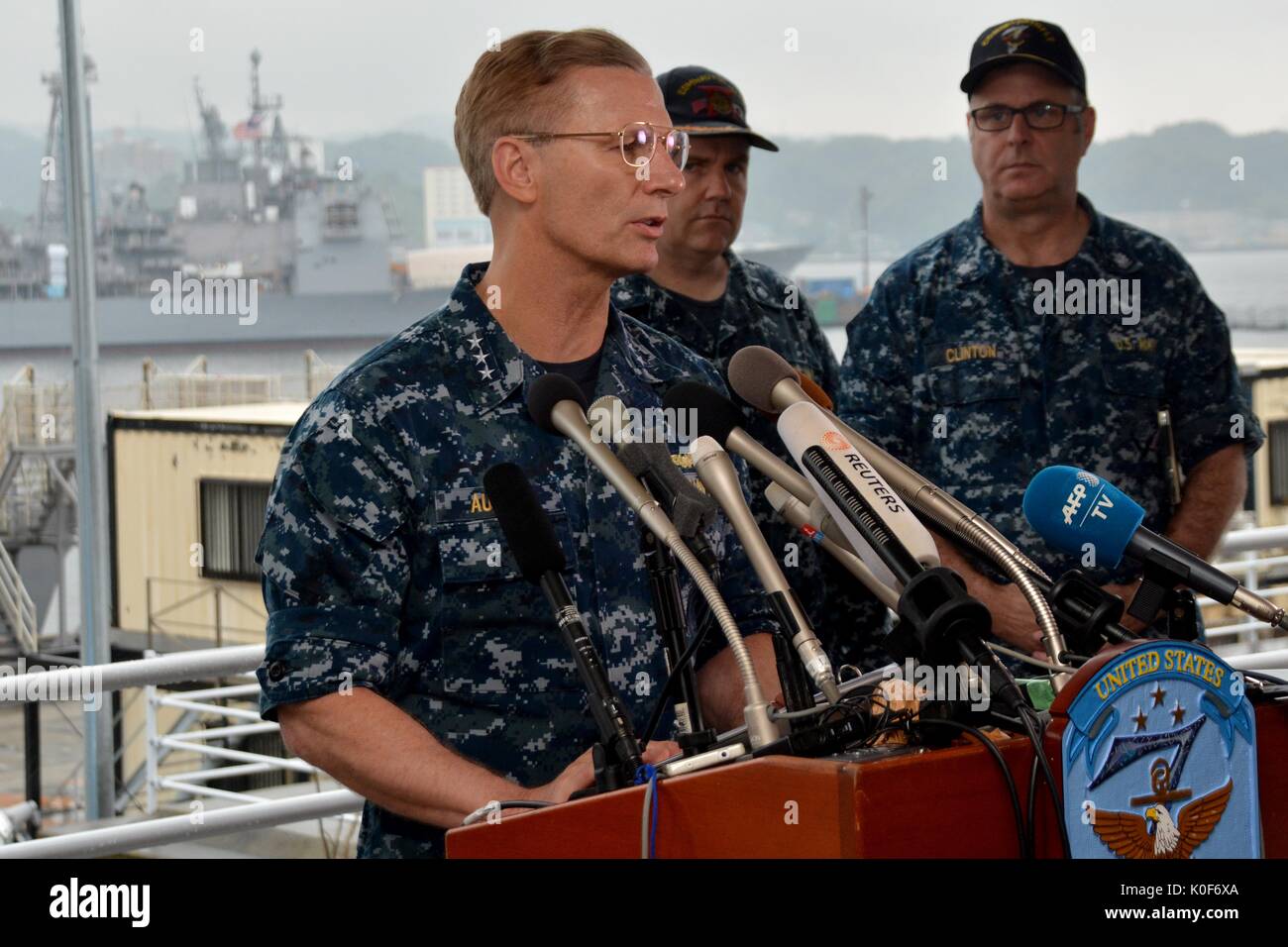 Yokosuka, Japon. Août 23, 2017. La Marine américaine Vice Adm. Joseph Aucoin, commandant de la 7e Flotte, parle aux membres de la presse au sujet de la collision impliquant des missiles de l'USS Fitzgerald, 18 juin 2017 à Yokosuka, Japon. Aucoin a été relevé de ses fonctions en tant que commandant de la 7ème Flotte américaine le 23 août 2017 à la suite d'une série de collisions entre navires causant la mort de marins placés sous son commandement. Credit : Planetpix/Alamy Live News Banque D'Images