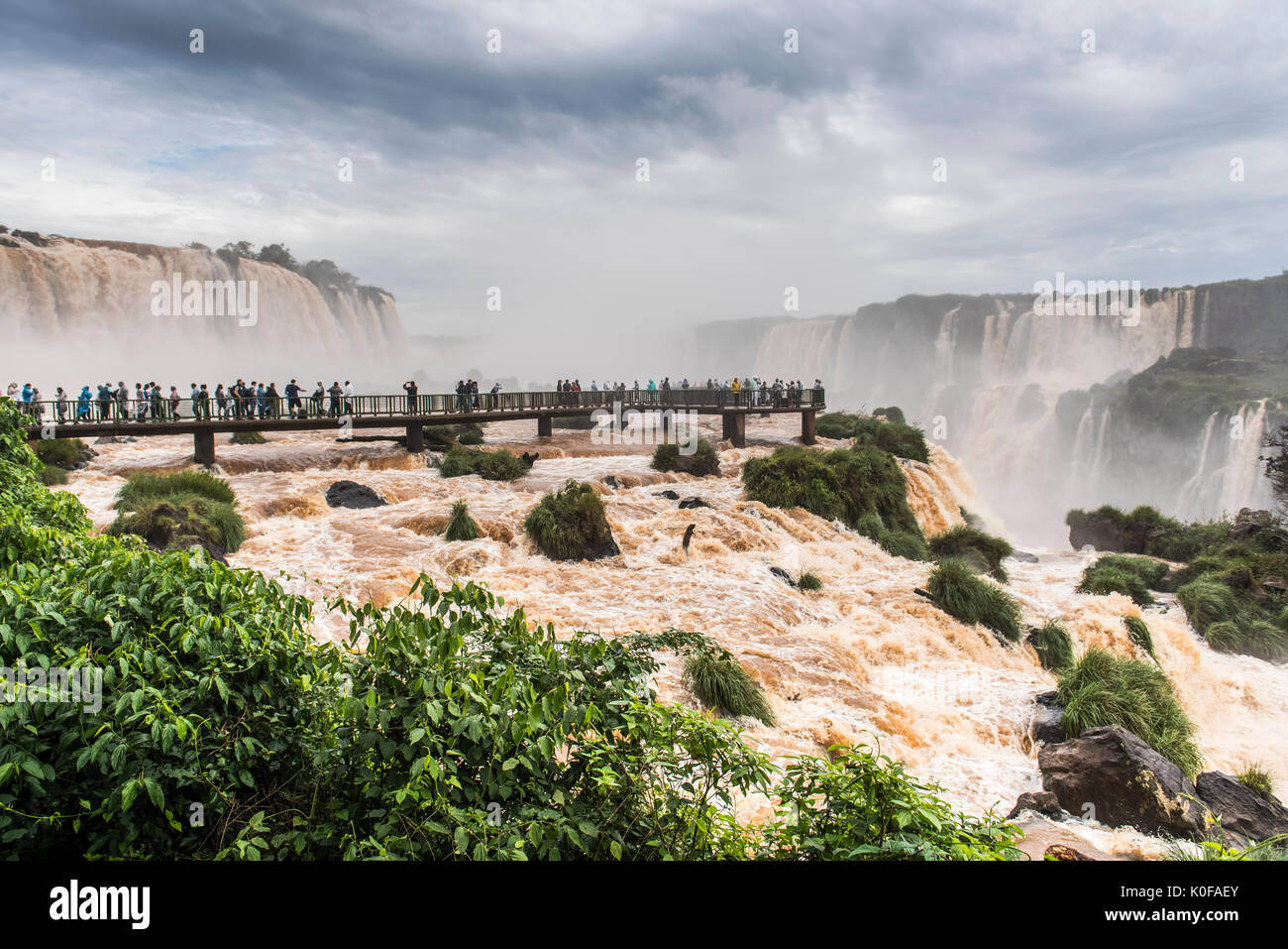 Les touristes sur l'affichage de la plate-forme, chutes d'Iguazú, Foz Do Iguacu, Parana, Brésil Banque D'Images