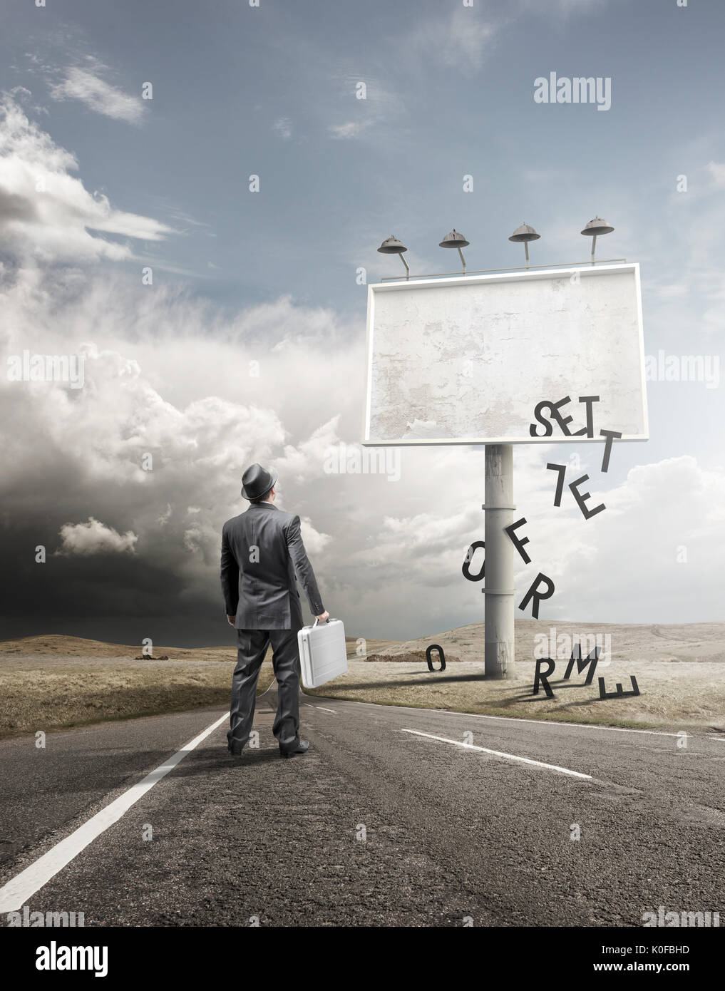 Un homme d'affaires et commandes devant un panneau d'affichage vierge avec la baisse de lettres. Banque D'Images