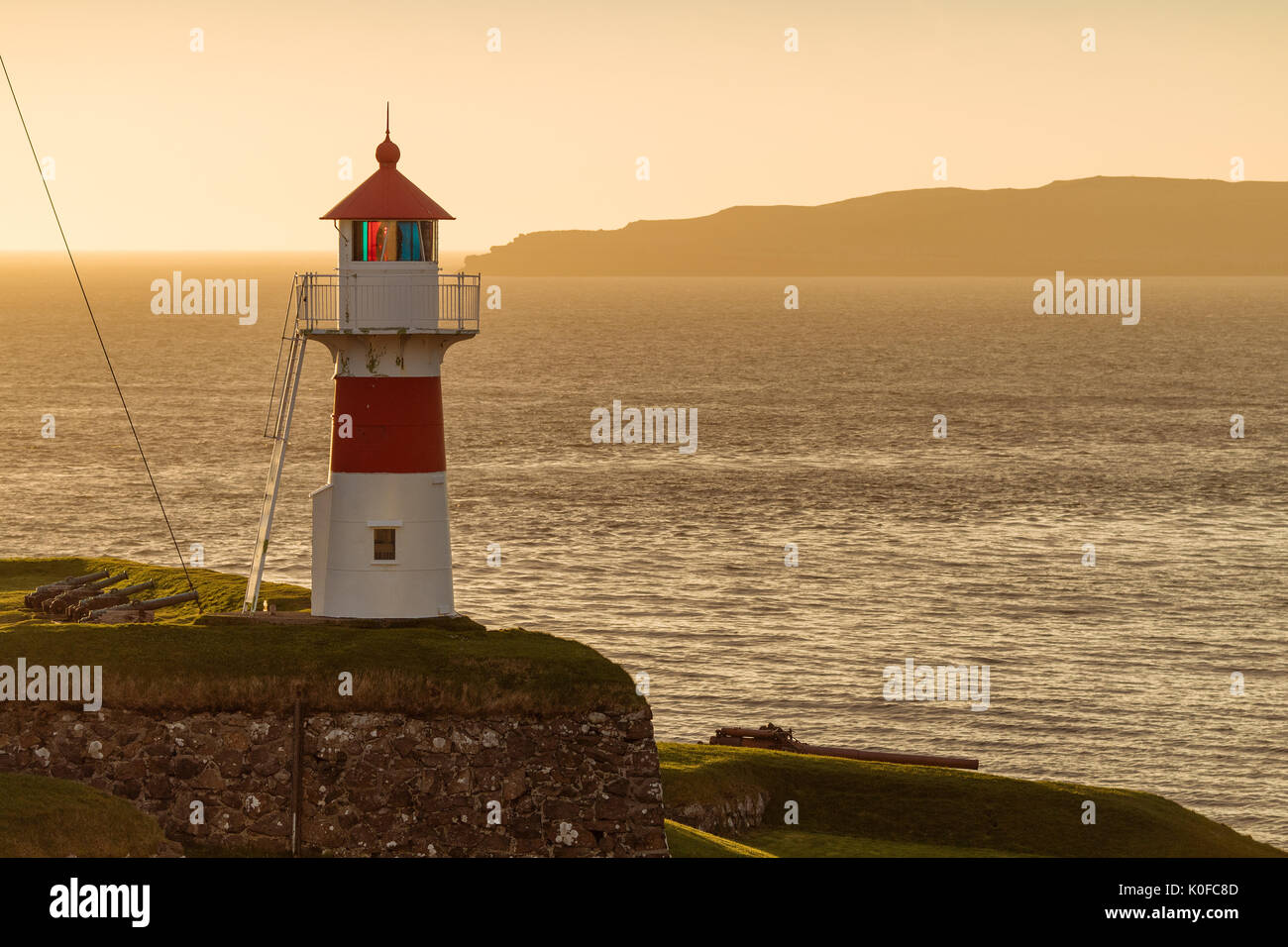 Capitole phare au lever du soleil, forteresse historique, l'île de Streymoy, Tórshavn, îles Féroé, Danemark Banque D'Images