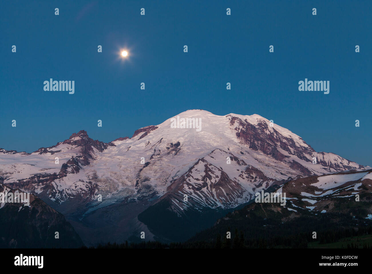 La pleine lune brille sur Mt. Rainier, Mount Rainier National Park, Washington, USA. Banque D'Images
