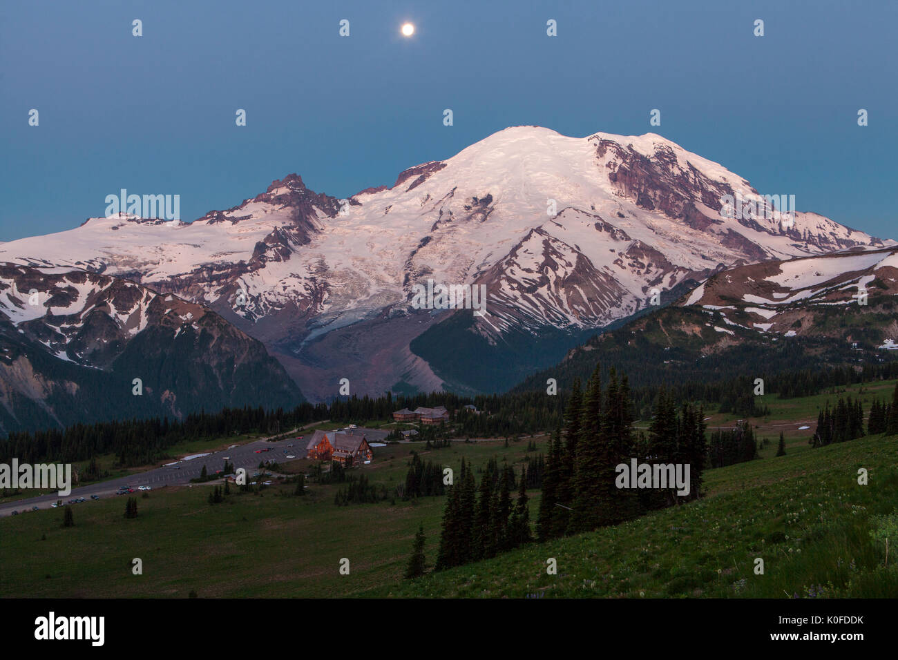 La pleine lune brille sur Mt. Rainier et le lever du soleil, le Mont Rainier National Park, Washington, USA. Banque D'Images